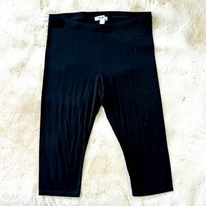 WHBM Capri Leggings L Best leggings ever!  Perfect for summer.  Wear with tunic